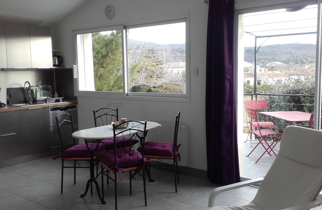 Small house between mountain and river (Gîte de France)