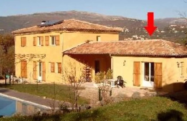 Small house with swimming pool (to be shared with the owners) for 2 people