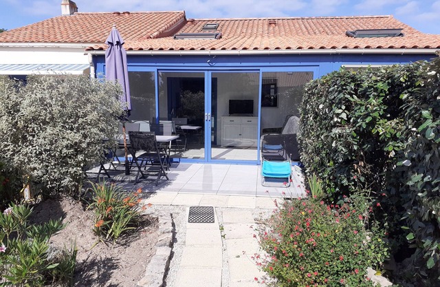 Small house, 300 m from the beach, sleeps 7, swimming pool in the residence