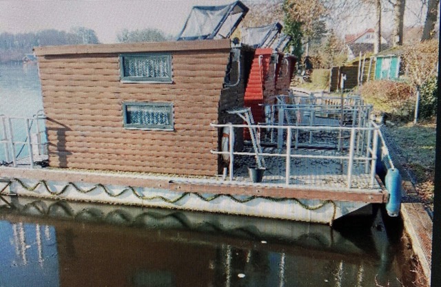 Small houseboat ideal for fishing or experiencing nature!