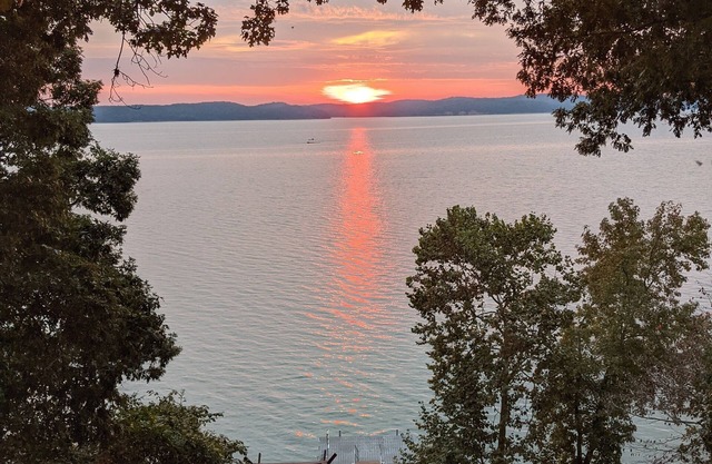 Small rustic cabin on KY Lake (sleeps 4)