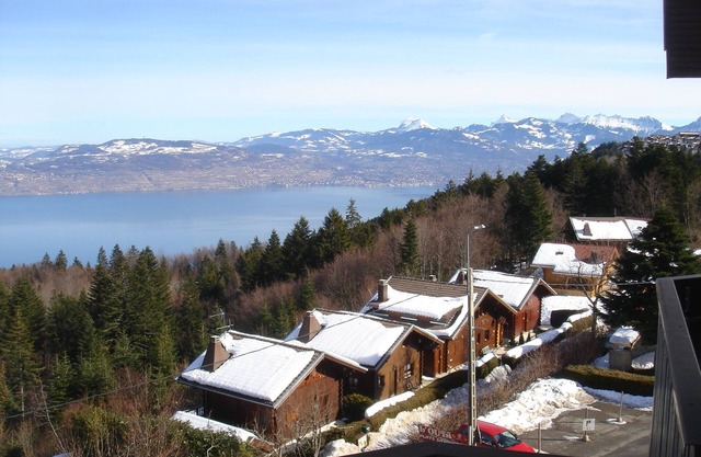 Smart 2-bedroom apartment, great lake views, minutes from ski runs and beaches