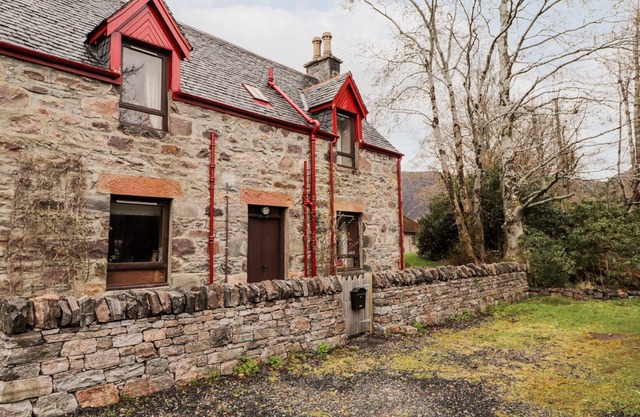 SMITHY COTTAGE, family friendly, with open fire in Kinlochewe