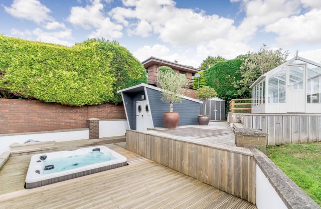 SMUGGLERS REST, pet friendly, with hot tub in Pembroke Dock