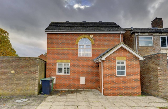 Snagge Court | A Calm Detached 2BR House I Parking & Garden | Pet Friendly | eco-Short Term Let by SILVA