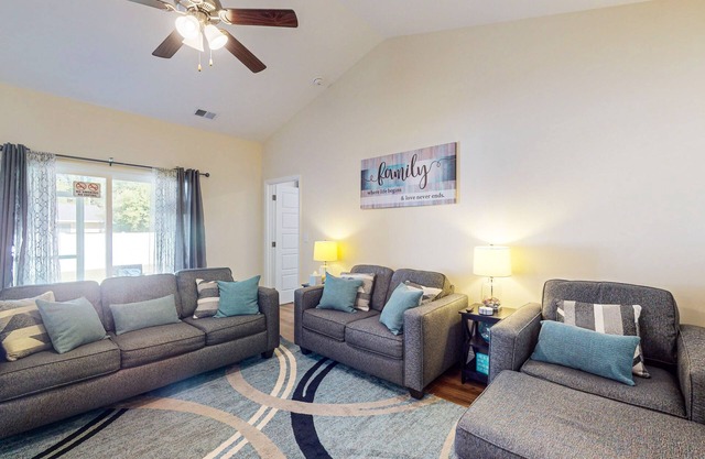 Snowbird-friendly home w/game room, patio, pool table, ping-pong, washer/dryer