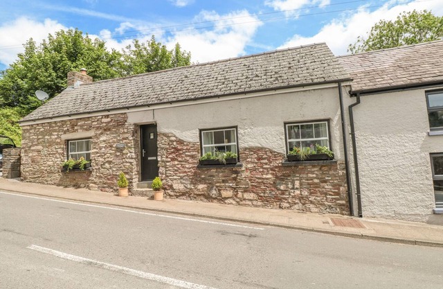 SNOWDROP COTTAGE, pet friendly, with hot tub in Laugharne