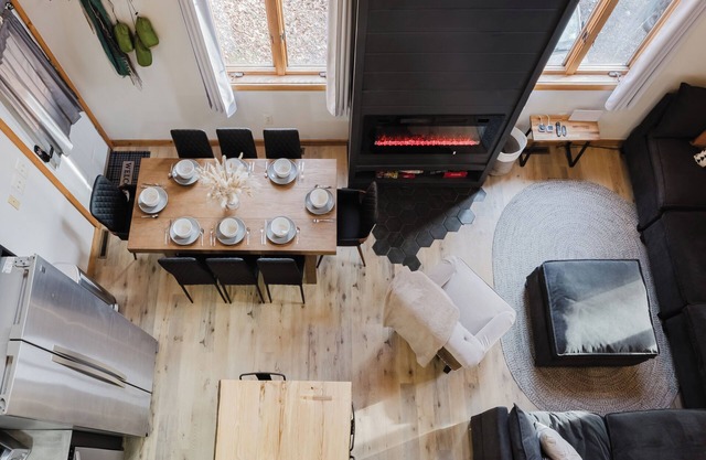 Snowshoe Modern Cabin | Hot Tub + Mtn Views