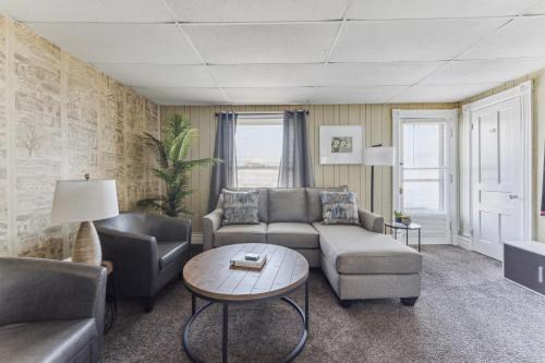 Snug Escape Close to Niagara Falls home