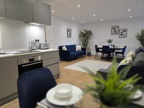 Snuggle Inn Serviced Apartments, Great choice for large groups, Contractors, Business Executives and Family Vacations in the stunning valley of Surrey Hills, secure Private Parking, Offering Easy Train Access to London, Gatwick airport, M25