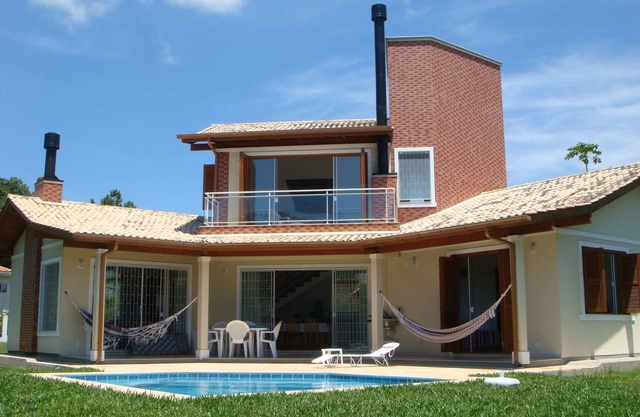 Sobrado NEW in a quiet street, close to the beach. Accommodates 12 people.