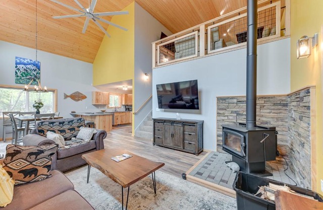 Soldotna Home with 2 Living Areas and Spacious Porch
