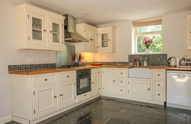 SOMERFORD COTTAGE, family friendly, with open fire in Malmesbury