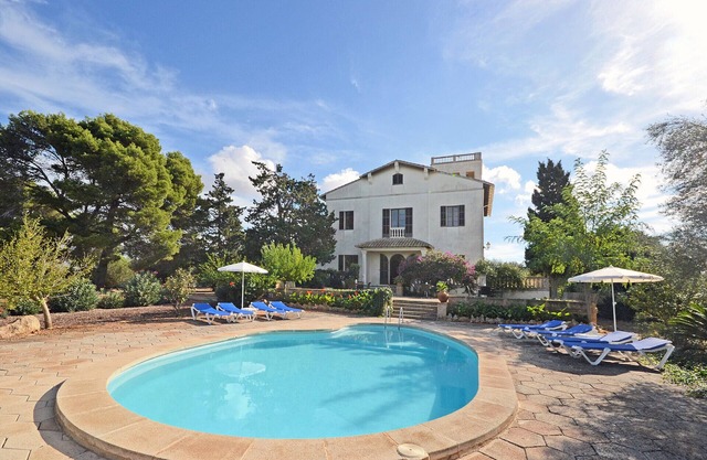 Son Granada - Spacious country house with pool for 12 people