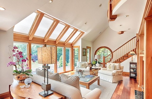 Soothing 4-bedroom house with a built full yard andAC in charming Tisbury