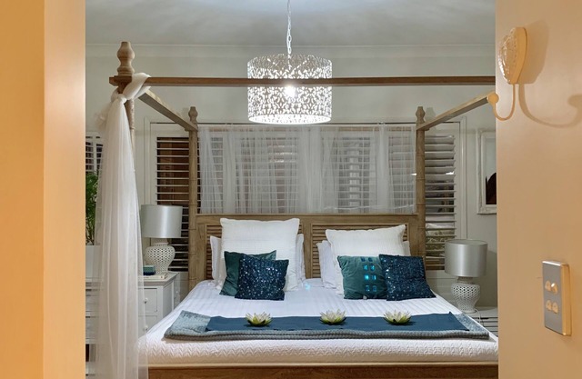 Sophisticated Stylish home in the heart of Carindale with all ammenities.