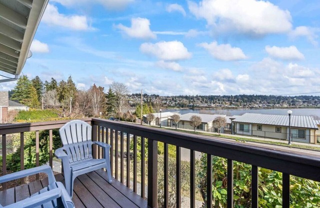 Sound View Stay-2 BR Duplex Unit w/Water Views
