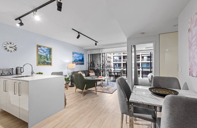 South Bank Living! ~ 1bed, 1bath, 1car, Balcony