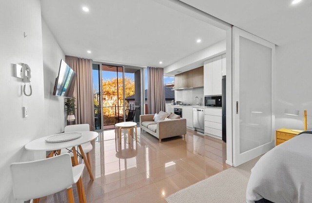 South Brisbane 1BR | Parking + Wi-Fi + Dining