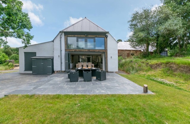 South Cuma - Four Bedroom House, Sleeps 10