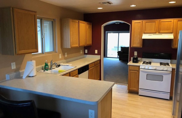 South East Tucson. Clean, Quiet Home