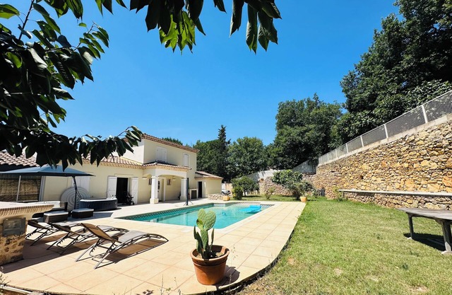 South-facing villa with pool and jacuzzi for an unforgettable stay.