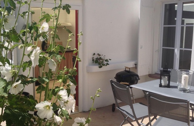 SOUTH LA ROCHELLE HOUSE NEAR THE SEA AND BEACHES