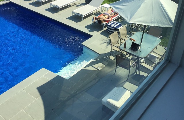 Southampton Newly-renovated Home/Heated Pool!