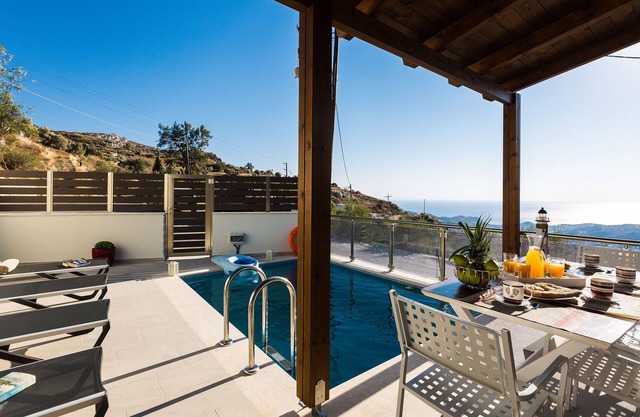 Southern Escape with Stunning Sea Views by etouri