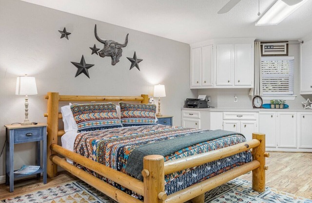 Southern Studio On 13 Acres In A Quiet Neighborhood