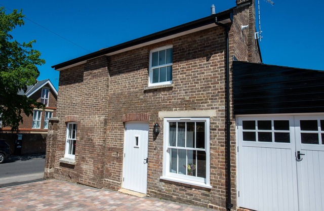 Southgate Coach House - attractively furnished cottage for two.