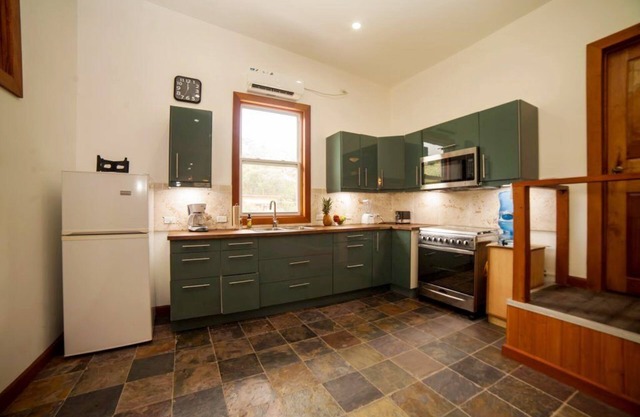 Spacious 4BR, 4BA with AC near top surf spots. Family friendly!