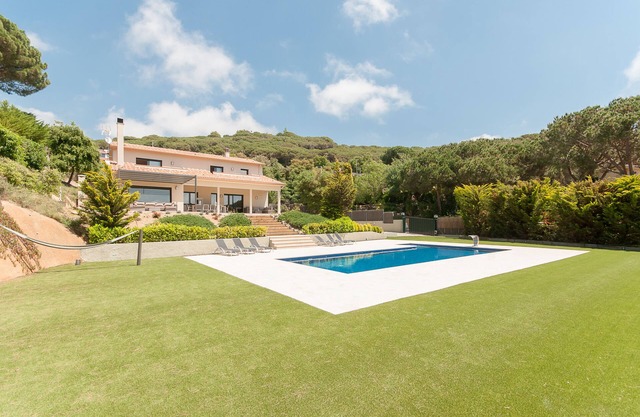 Spacious family villa with pool, sea view, sauna, 10-14 persons