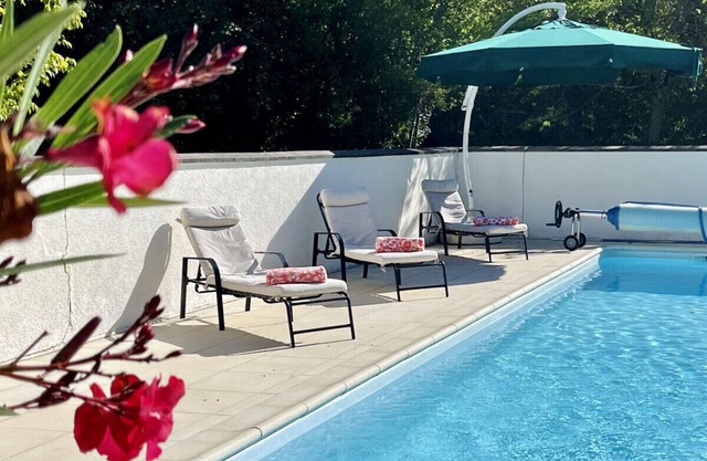 Spacious villa with pool, hot tub, home cinema, ideal Location