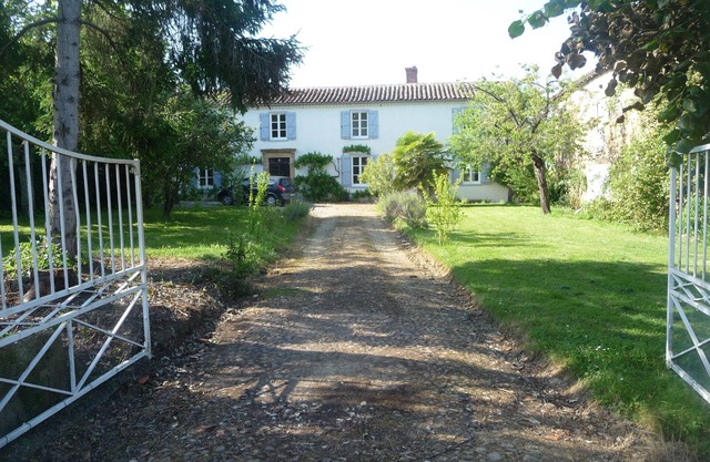 SPACIEUSE ET BELLE maison 4ch 4sdb, piscine privee, grand jardin Internet et TV