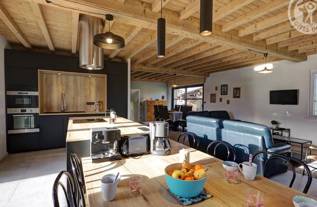 Spacious 4-Bedroom Cottage with Modern Amenities, Garden, and Fireplace in Saint-Just-Saint-Rambert