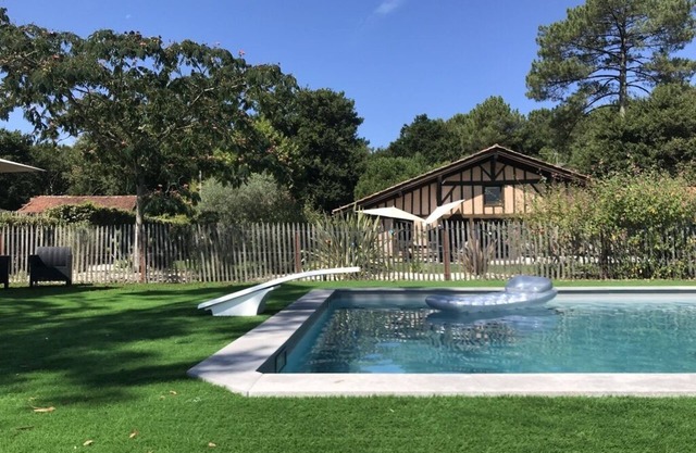 Spacious house in wooded grounds: Swimming pool/Jacuzzi and Tennis court