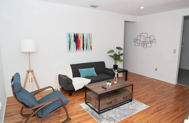 Spacious 1 bed/1bath apt great location w/parking