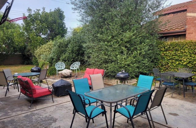 Spacious 1-bedroom 10min from beach! Pet friendly - WiFi, AC, Parking,Yard