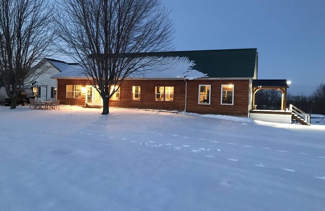 Spacious 12-bedroom 10-Bath Cedar accented lodge in Picturesque Macon Missouri