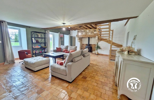 Spacious 12 pers. cottage with games and modern comfort