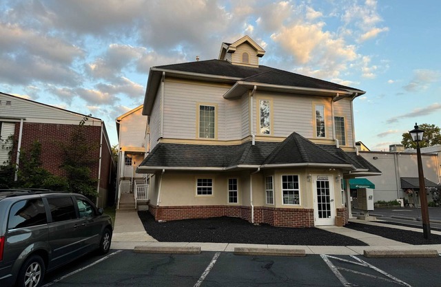 Spacious 2 BDR Central Newtown Hosted By StayRafa