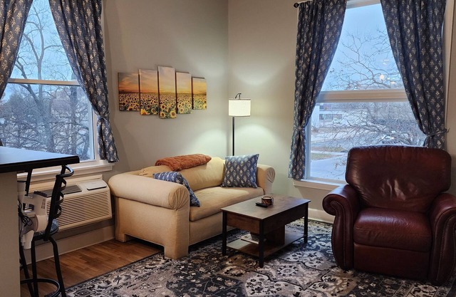 Spacious 2 BDR Downtown Apt, Pet Friendly, Lg Kitchen, 2 Blks From State Capitol