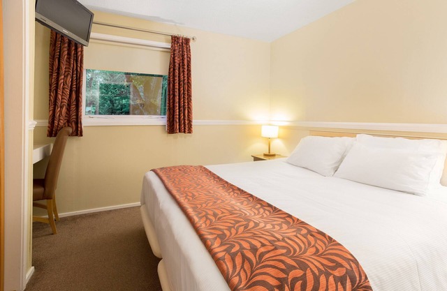 Spacious 2-Bed Lodge | Lakeside Resort | Sleeps 6