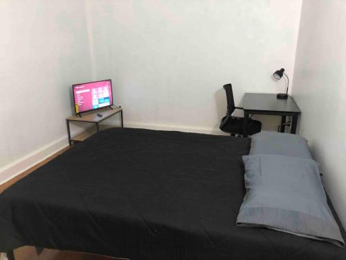 Spacious 2 bedroom apartment with 1 bathroom and private street entrance