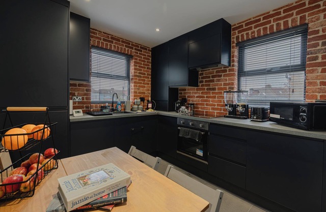 Spacious 2-bedroom condo - Sleeps 5 - Free WiFi - Free Parking