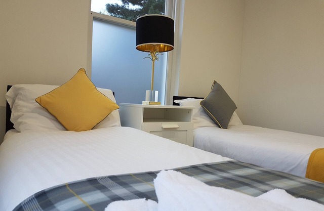 Spacious 2 Bedroom close to station and shopping