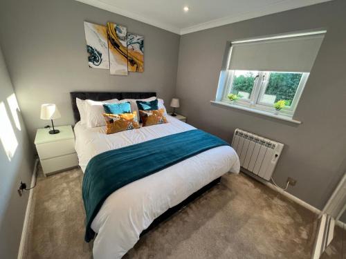 Spacious 2-Bedroom House with Garden Sleeps 5