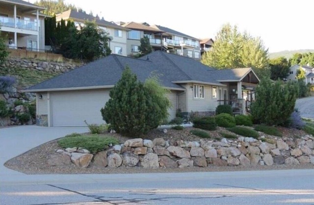 Spacious 2 Bedroom Suite - Beautiful Foothills