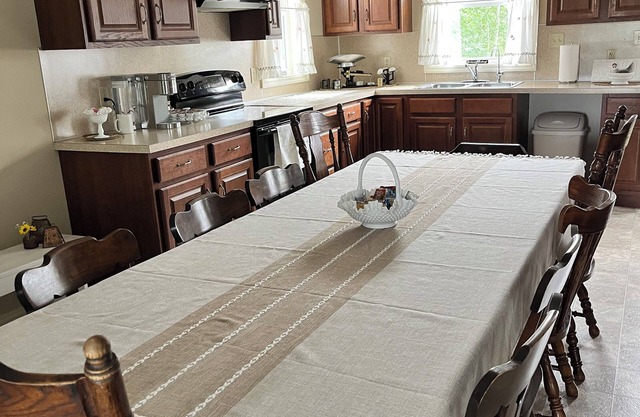 Spacious 2-bedroom cottage ideal for Scrapbooking and Quilting retreats.